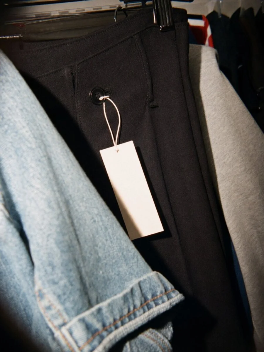 Dein Foto: die schwarze Hose mit Etikett
